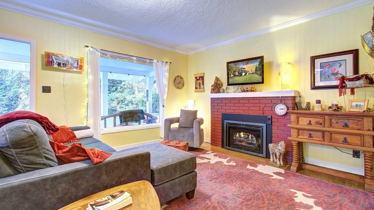 Pleasant Valley Apartment | Long Term Discounts in Historic Home!