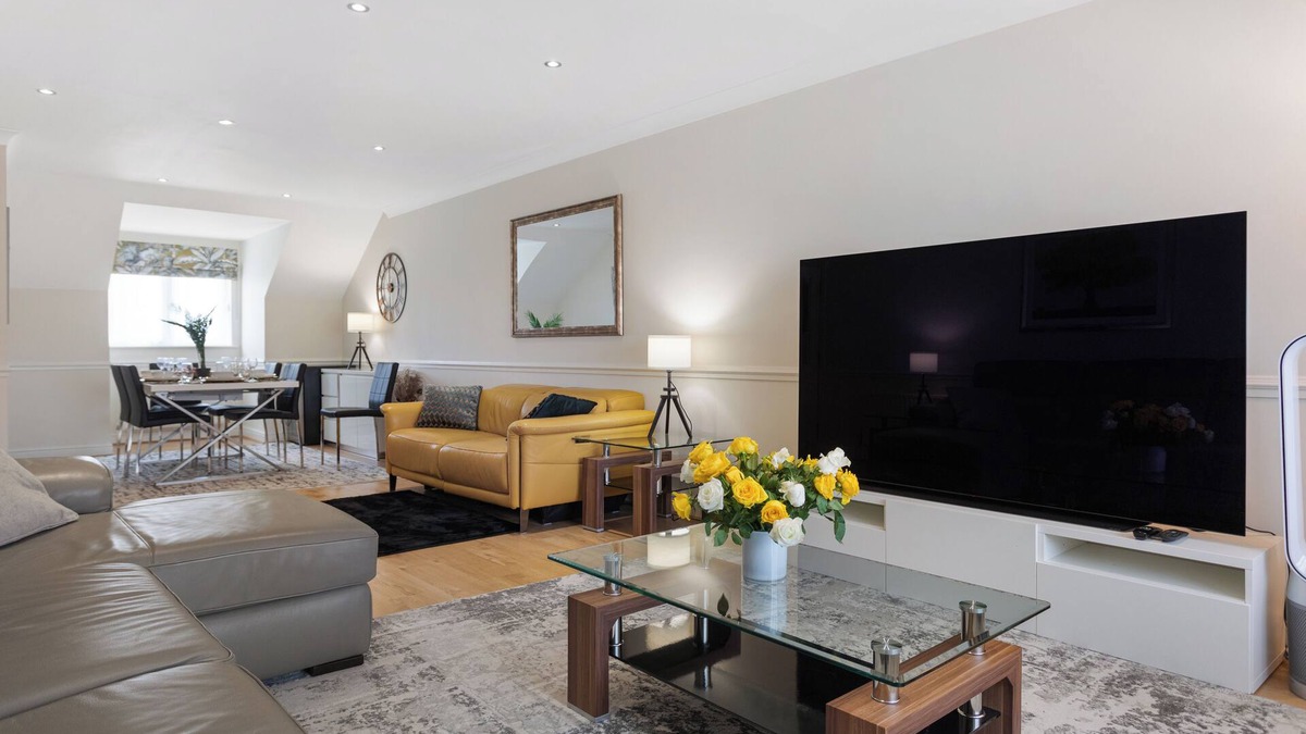 Oakleigh Apartment | Long-Term Large Penthouse/Golf course/horse riding