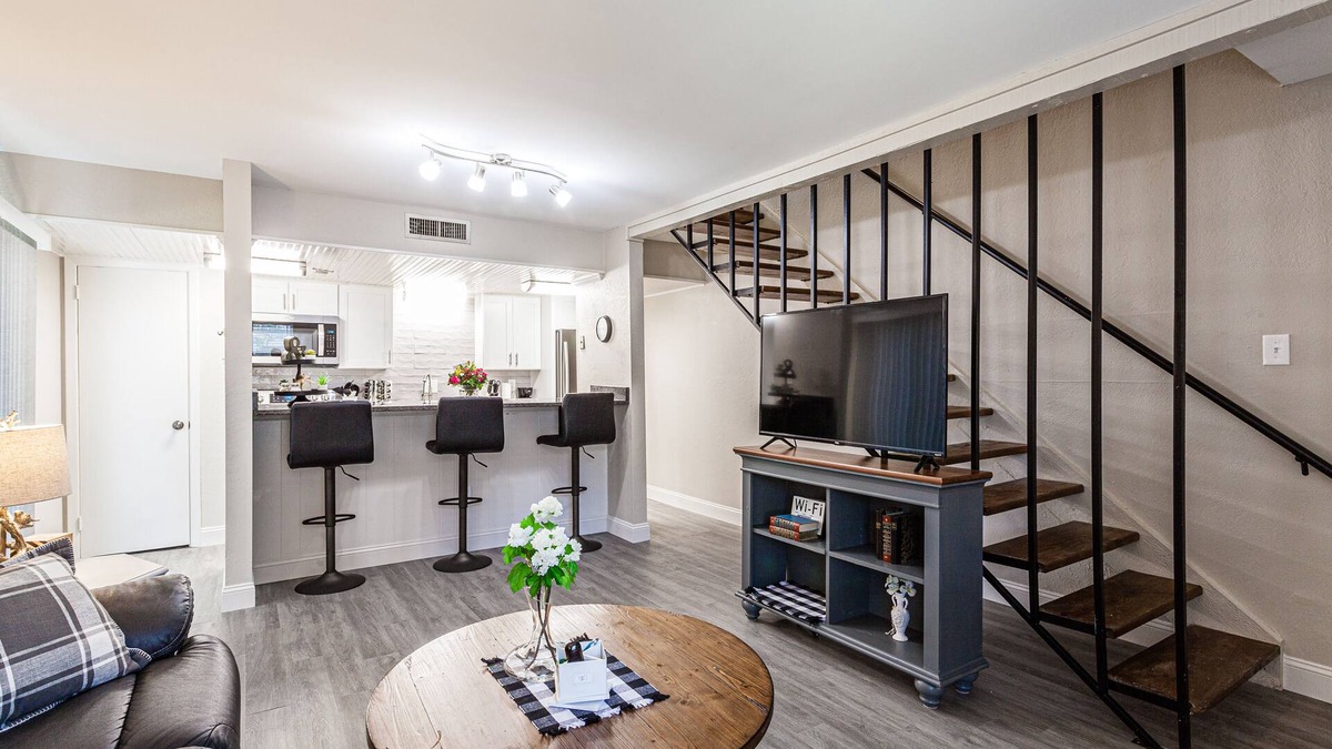 Ellendale Condo | Long-Term stays - East Memphis near Germantown