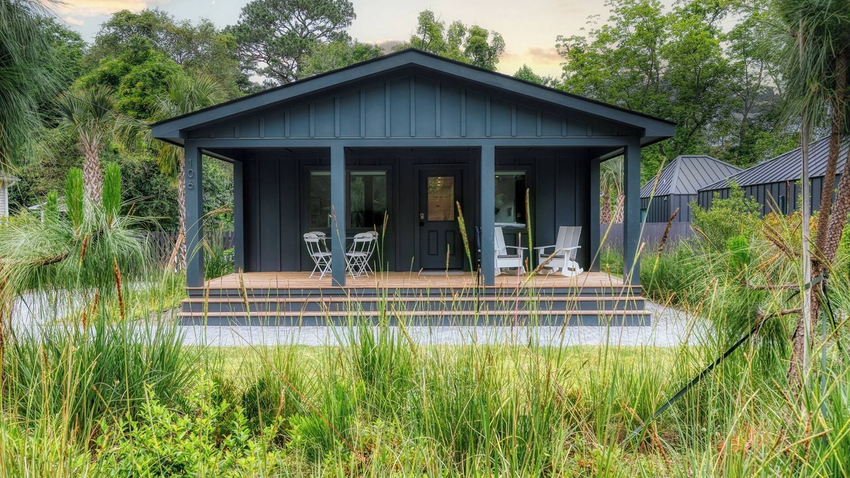 Summerville Historic District Cottage | Longleaf Cottage-Walk to Downtown Summerville/Azalea Park