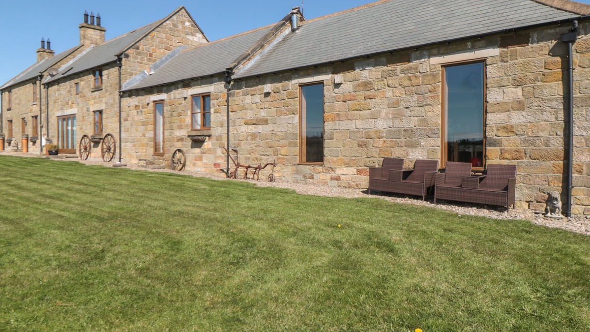 Briggswath Cottage | LONGSTONE COTTAGE, pet friendly, with open fire in Ugthorpe