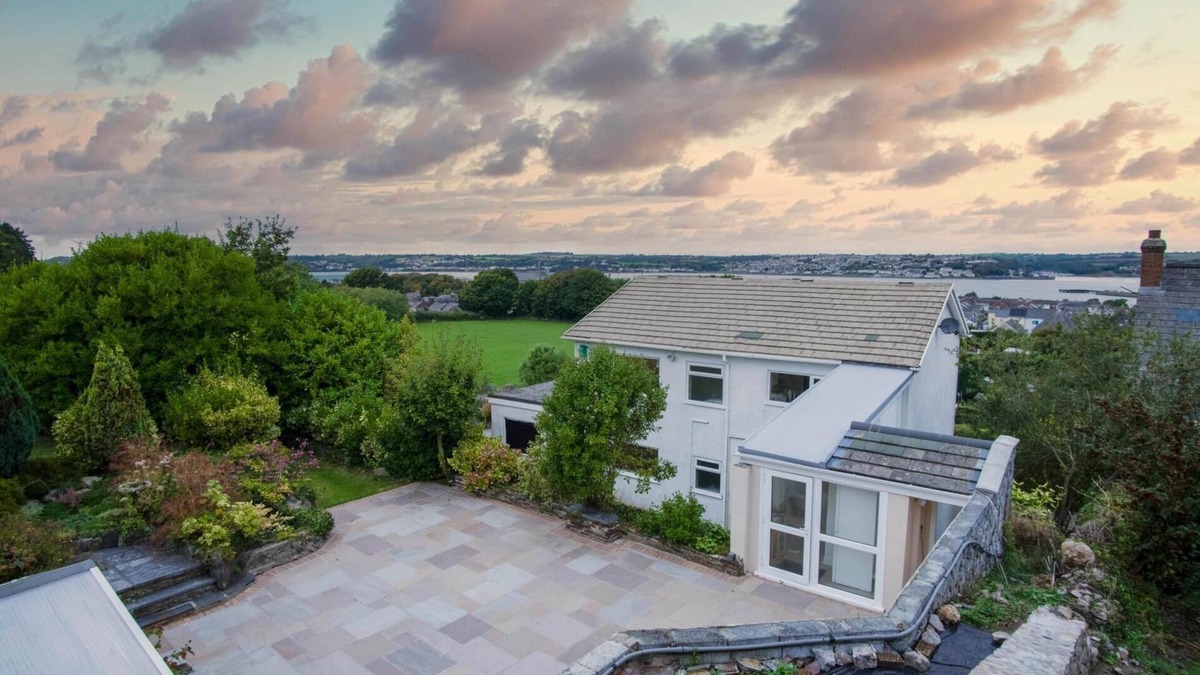 Pembroke Dock House | Longview - 4 Bedroom Holiday Home - Pembroke Dock