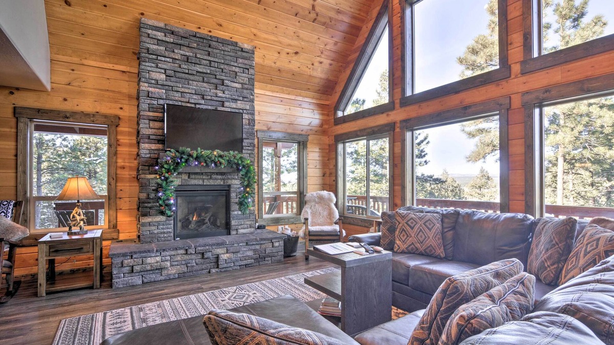 Mammoth Creek Cabin | 'Longview Lodge' w/Furnished Deck & Fire Pit!