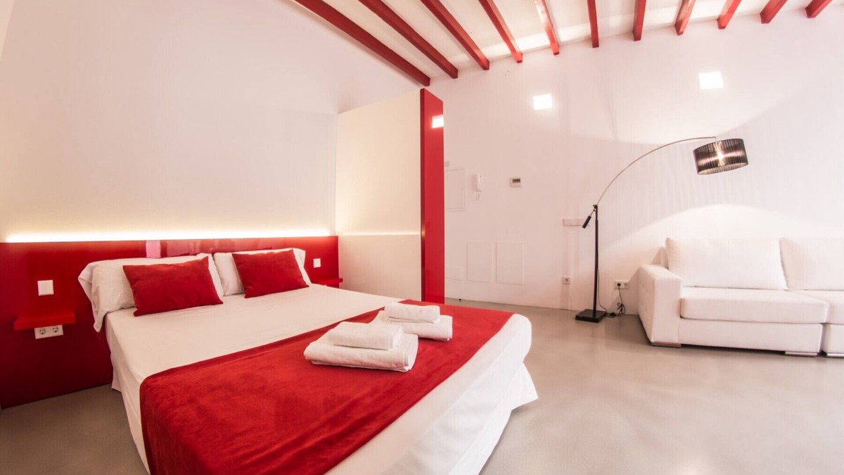 La Llotja-Born Apartment | Lonja Suites 3 red