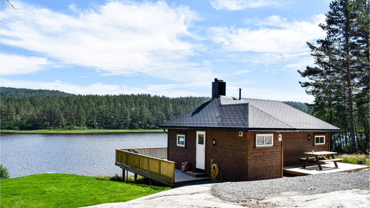 Evje House | Look forward to a dream vacation in the vacation home directly on the water.