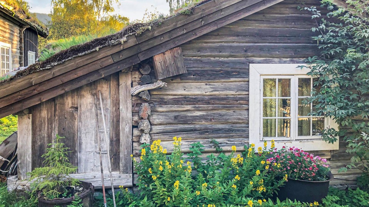 Nord-Fron House | Look forward to a fulfilling vacation in this Norwegian cottage overlooking the valley.