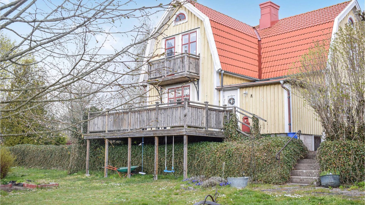 Kalmar Municipality House | Look forward to a lovely vacation in this charming wooden holiday home in Halltorp south of Kalmar.