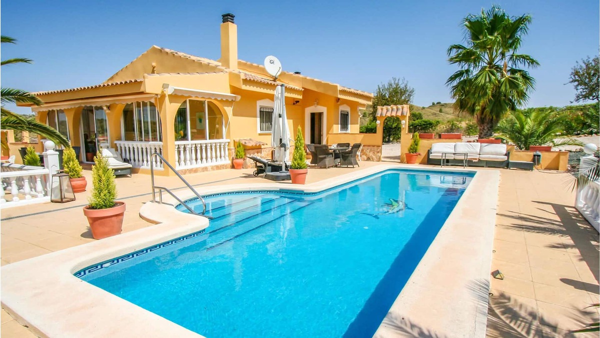 Abanilla House | Look forward to a tasteful vacation villa in the mountainous hinterland in southeastern Spain.