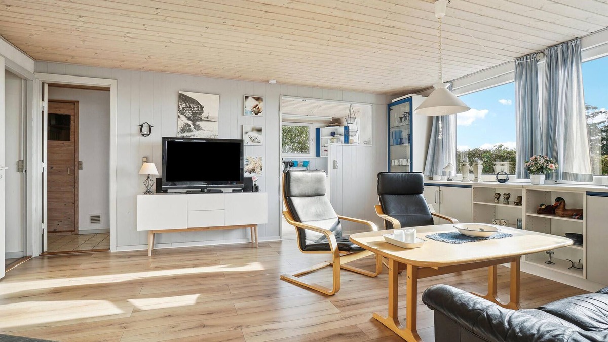 Skyum House | Look forward to a wonderful vacation in this vacation home with green surroundings and sea view.