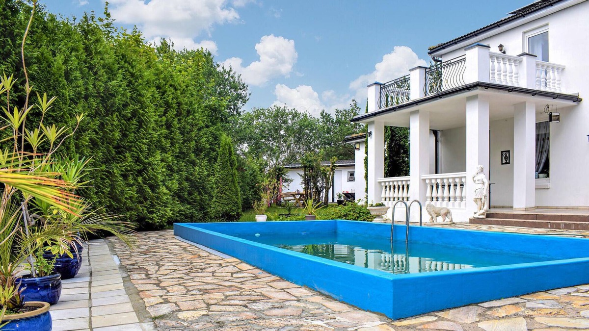 Ustka House | Look forward to a wonderful family vacation in this vacation home with shared outdoor pool