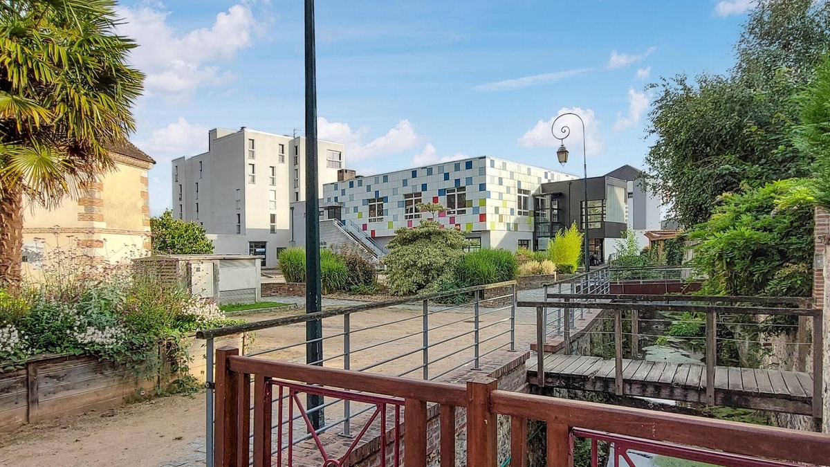 Pont-Audemer Apartment | Look forward to this tasteful and modern vacation apartment in a central location of Pont-Audemer.