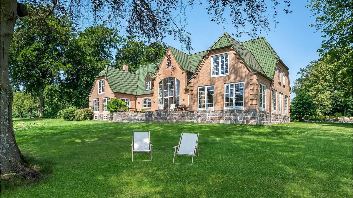 Gislev House | Look forward to vacationing in this spacious mansion with charm and room for the whole family.