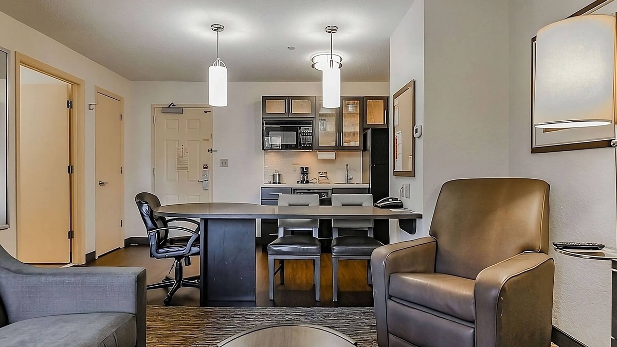 Mount Laurel Hotel | Look No Further! Free Parking, Pets Allowed, Short Drive to Liberty Bell Center