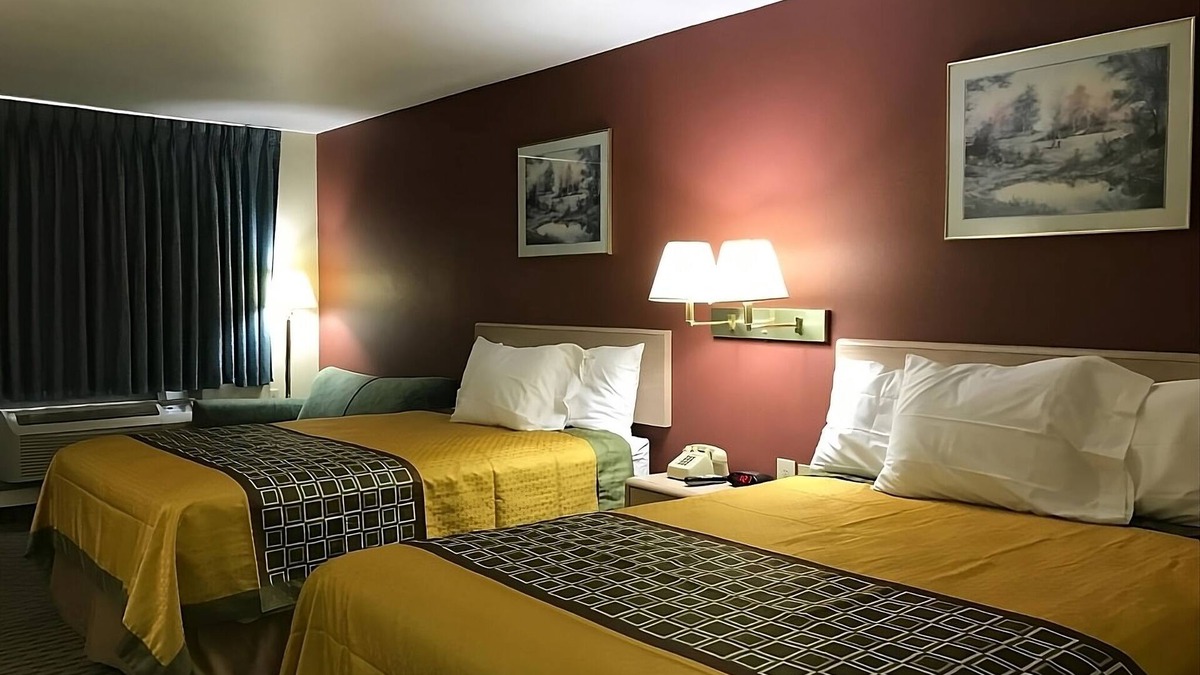 Cabot House | Look No Further! 4 Relaxing Units, Free Parking & Breakfast, Near Library Park