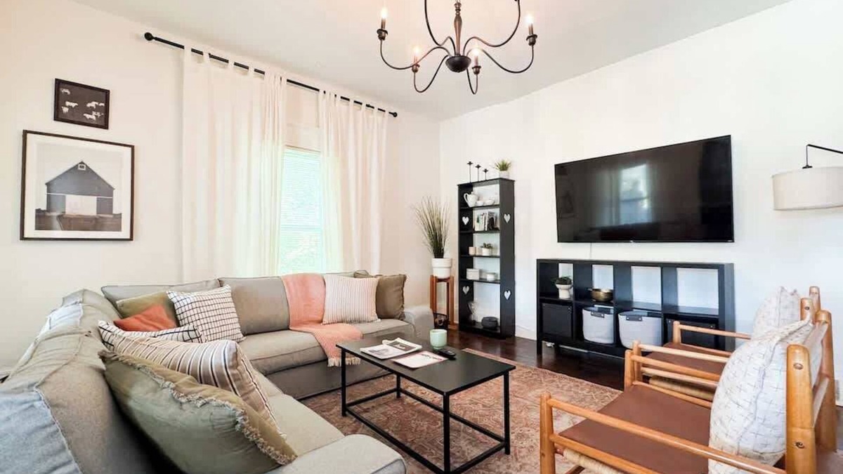 Lorain House | Look no further in Lorain! AC! Pets! 1st Floor