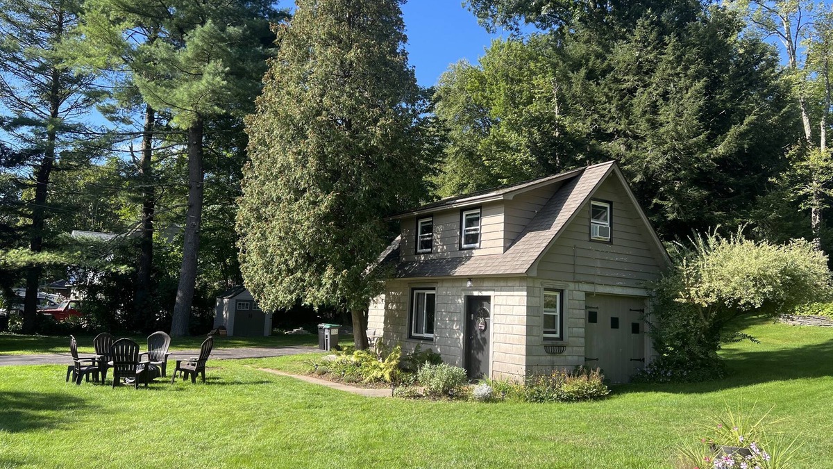 East Glenville Cottage | Looking for a getaway? This is the perfect cottage for you. Pet friendly!