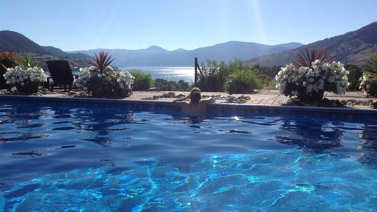 Vernon House | Looking for a spectacular stay in the Okanagan at your own 'mini resort'?!n