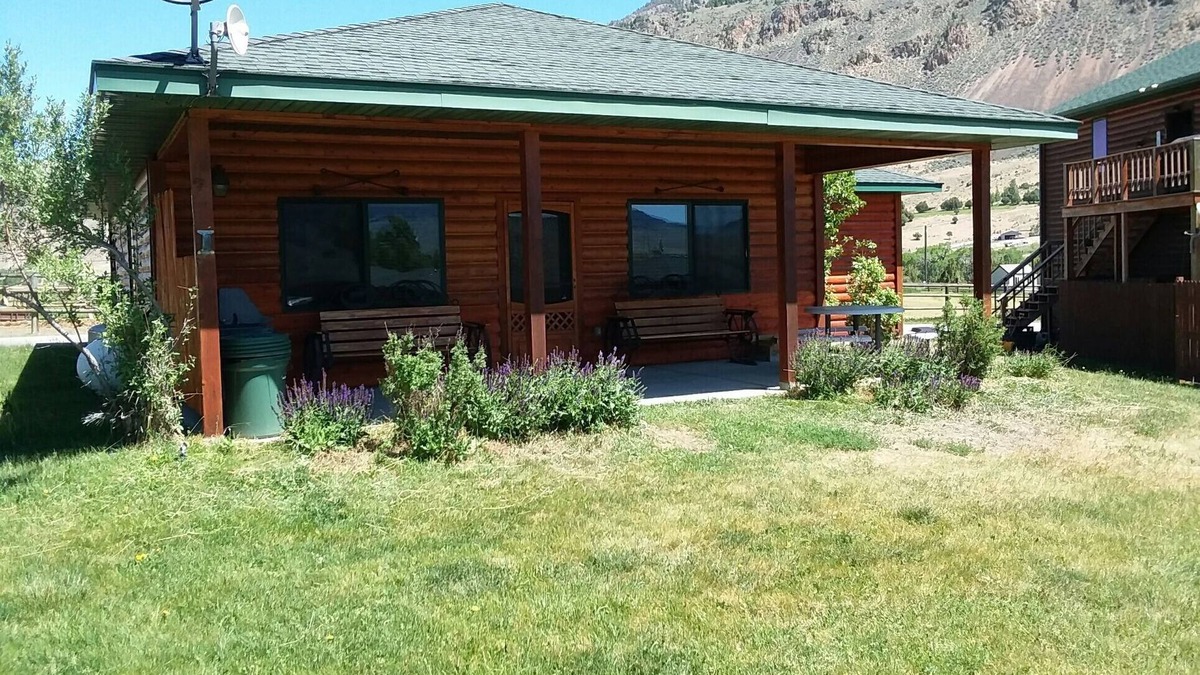 Gardiner Cabin | Looking for an Alternative to a Big Box Motel? We're it!