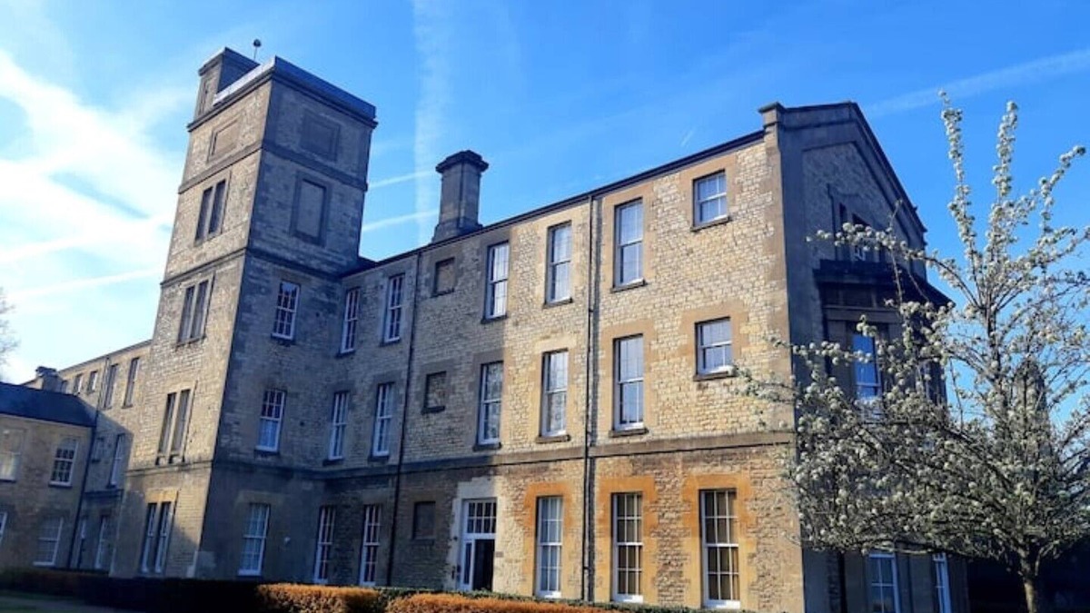 Littlemore Apartment | Looking for something special? Penthouse Apartment in Grade 2 listed Manor