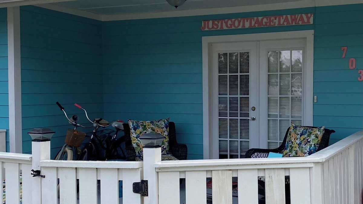 Sleepy Hollow Cottage | Looking to Just Get Away? Cute Cottage with Pool. Close to the Beach!