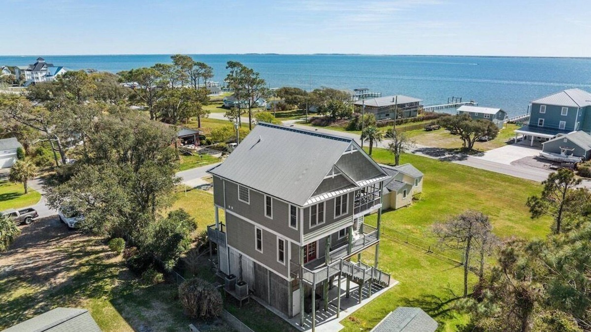 Harkers Island House | Lookout Cottage- Waterview Home close to Cape Lookout - New to the market 2022!