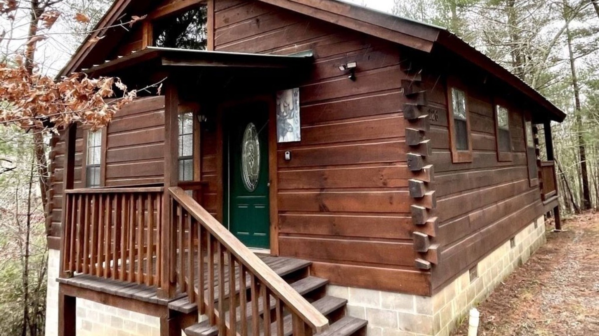 Tellico Plains Cabin | Loose Moose - Hot Tub, King Bed, Dog Friendly! by RedAwning