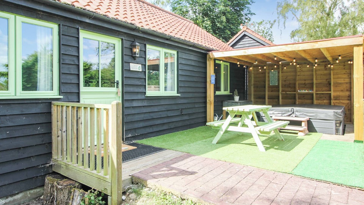 Beccles Cottage | Lord Derby, Cottage with pool & hot tub, tranquil setting,20min from Southwold
