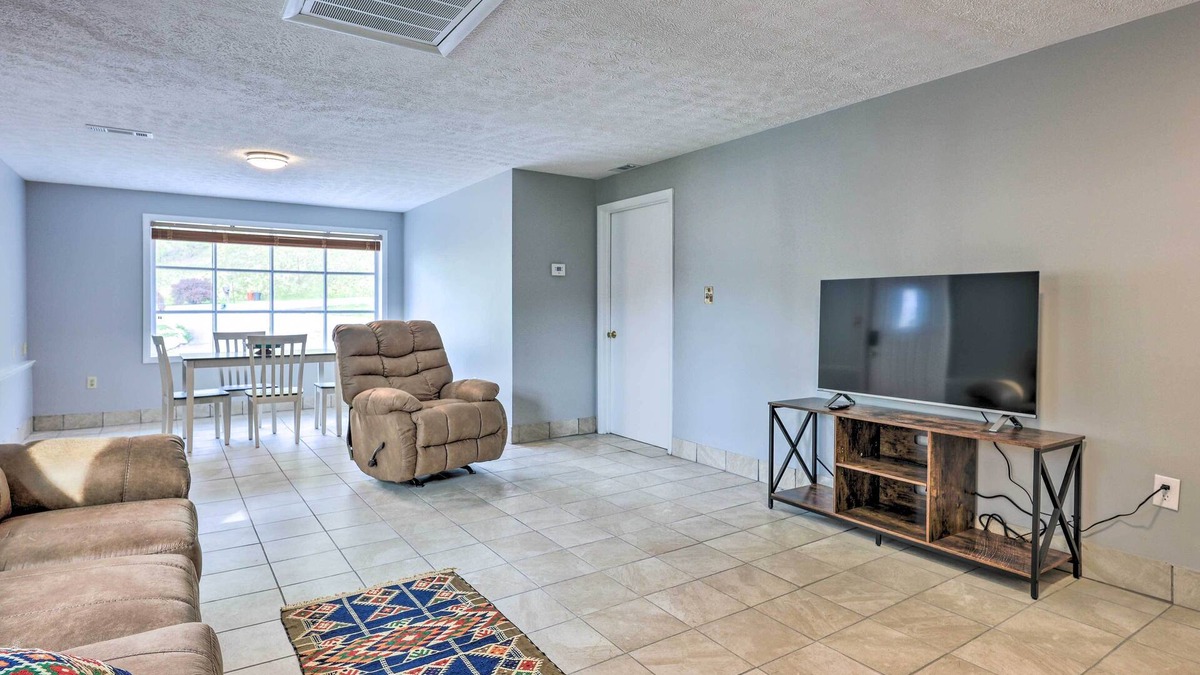 East Point Apartment | 'Loretta' Sun-Kissed Apt on Country Music Hwy