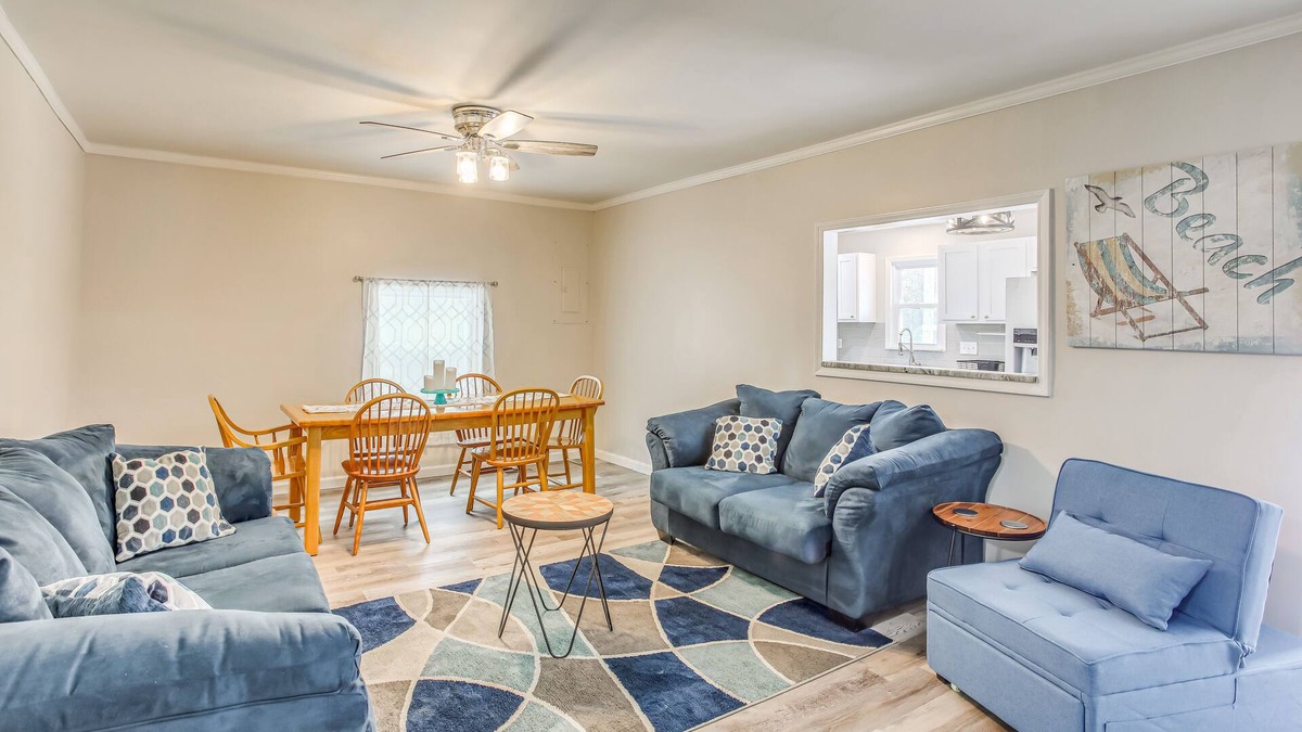 Loris House | Loris Vacation Home w/ Yard & Grill Near Golfing