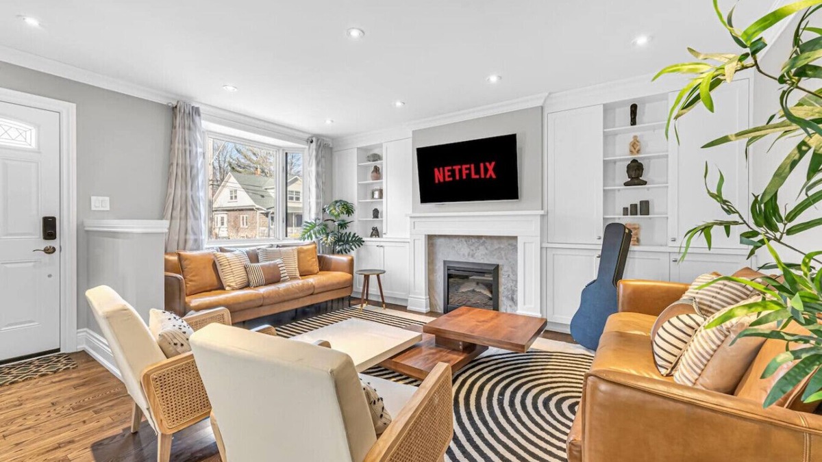 Clarkson House | Lorne Park Home, 20 Mins From Toronto