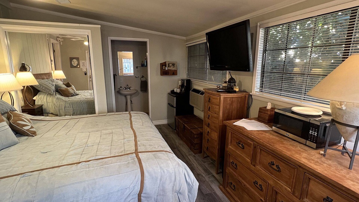 Westchester House | Los Angeles. Comfortable, clean Guest House just north of LAX