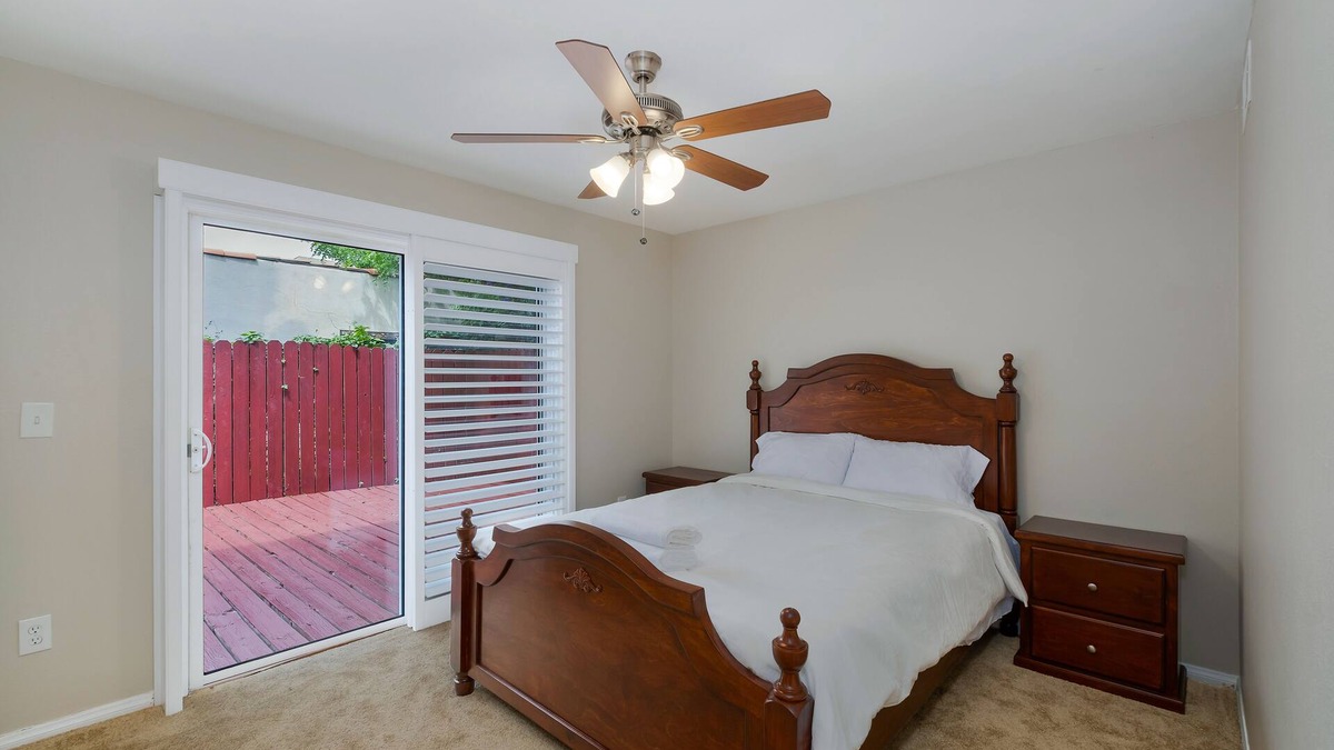 Mid-Wilshire Apartment | Los Angeles Miracle Mile District Retreat