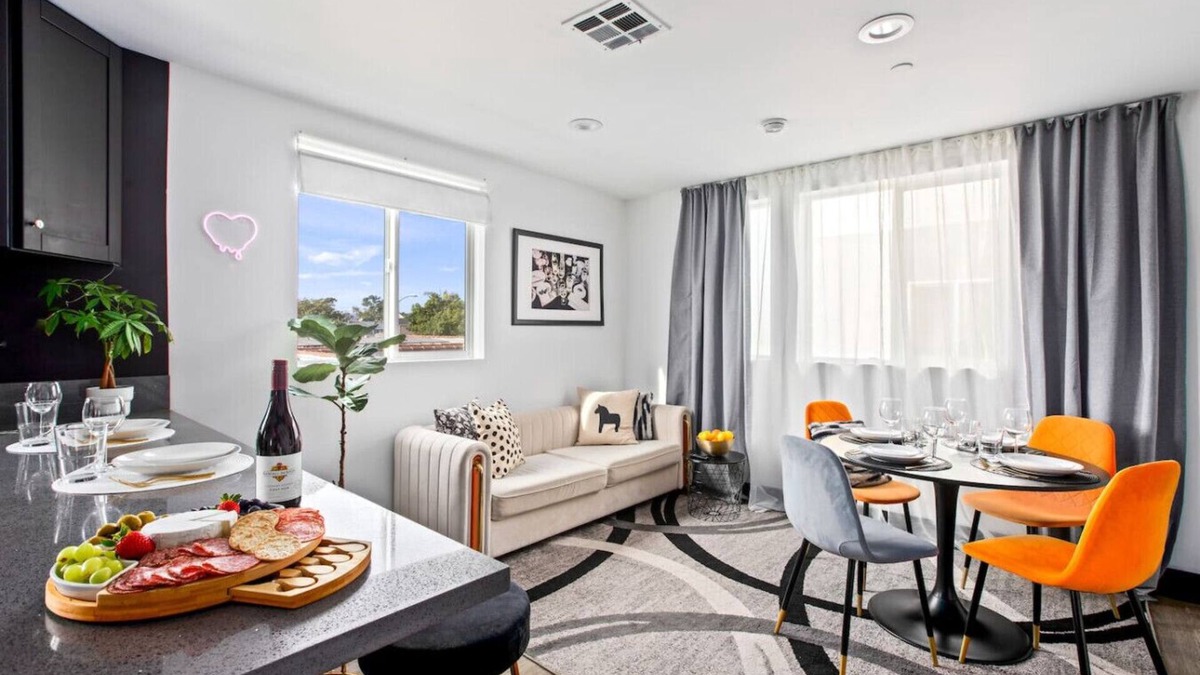 Los Angeles House | Los Angeles Oasis | Jacuzzi | Parking |Fireplace!