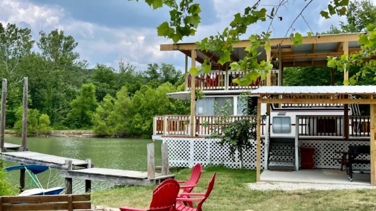 St. Clair Boat Rental | Lost Hill Lake Happy Dayz Houseboat