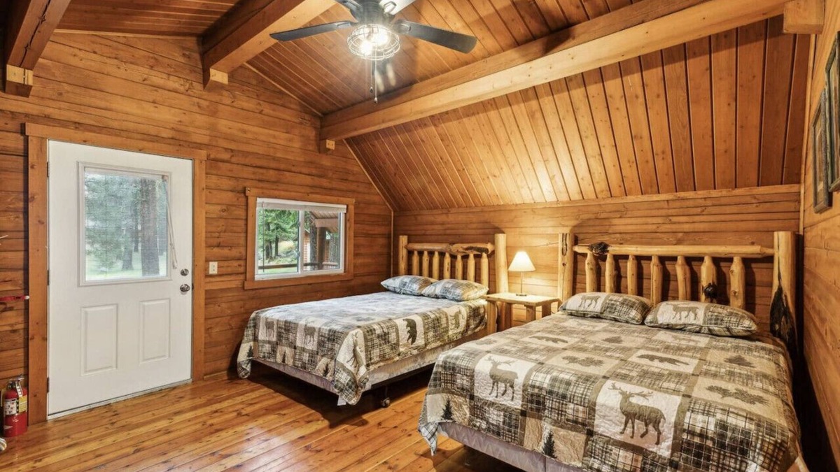Grantsdale Cabin | Lost Horse Lodge - Double Queen Cabin #16 - PetsOK