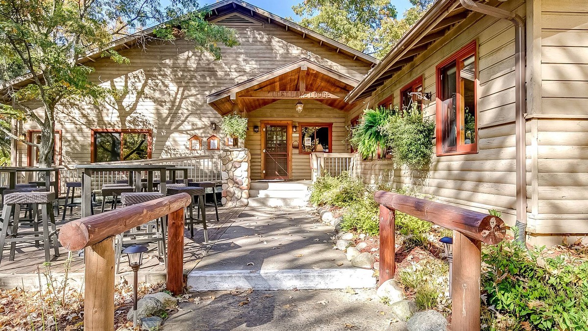 Lake Shore Cabin | Lost Lake Lodge