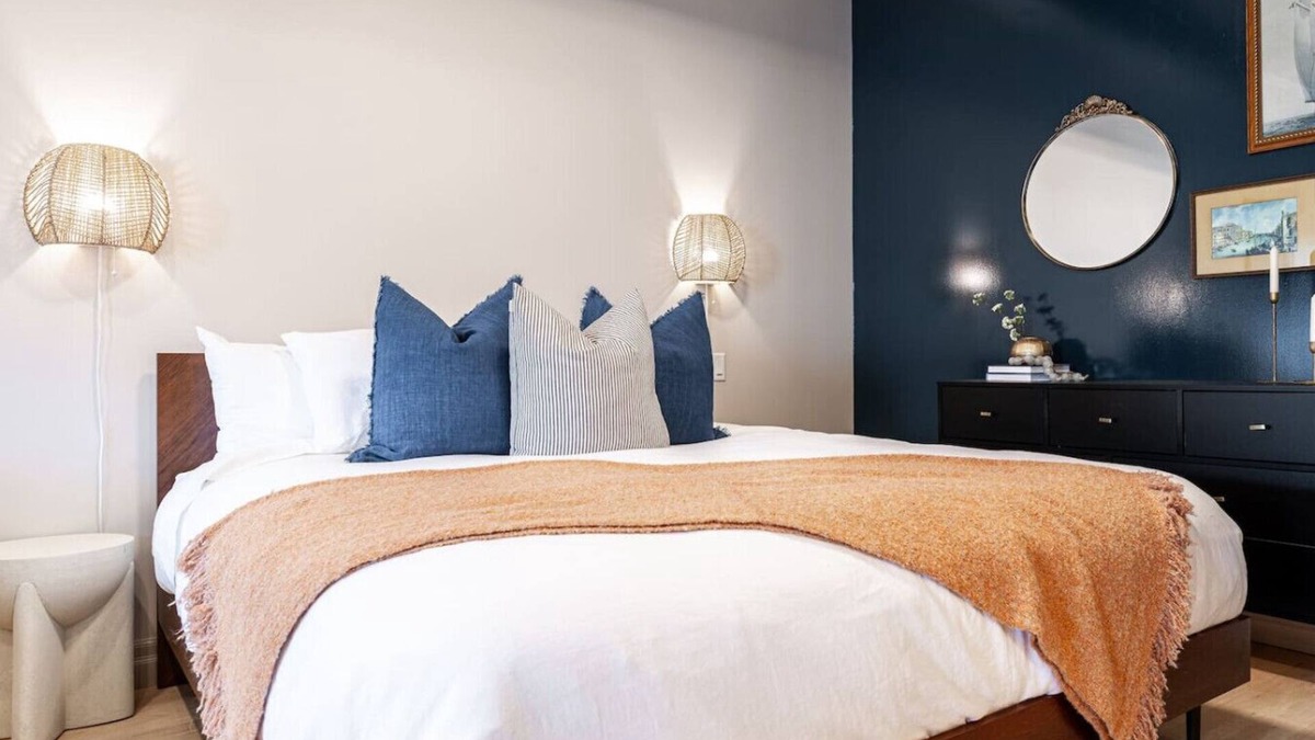 Stratford Apartment | Lot 44: Wood Forbes Unit 2 (King)
