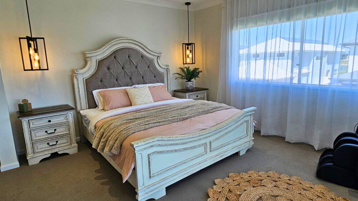 Mango Hill House | 'Lotus' - Grand Home in Mango Hill - Sleeps 8