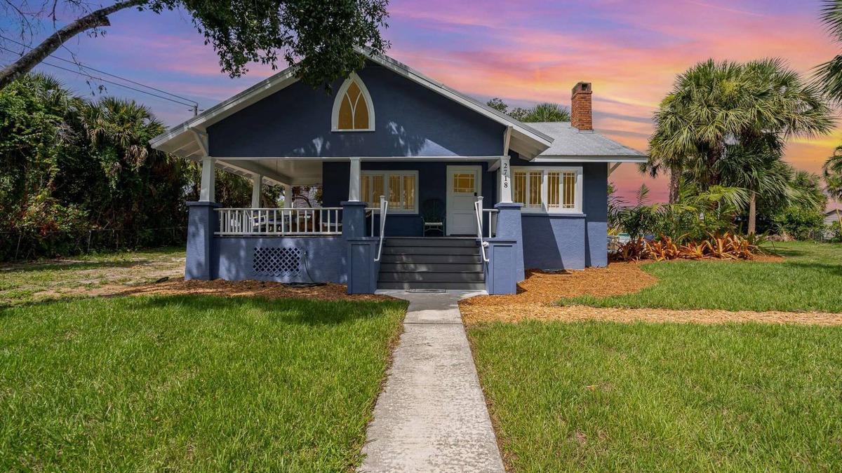 Melbourne House | Lotus · Oriental Charm near Downtown and River