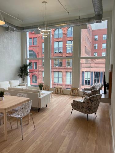 West Main Historic District Apartment | Lou-City Penthouse Suite! Savor Life with Hollyhock