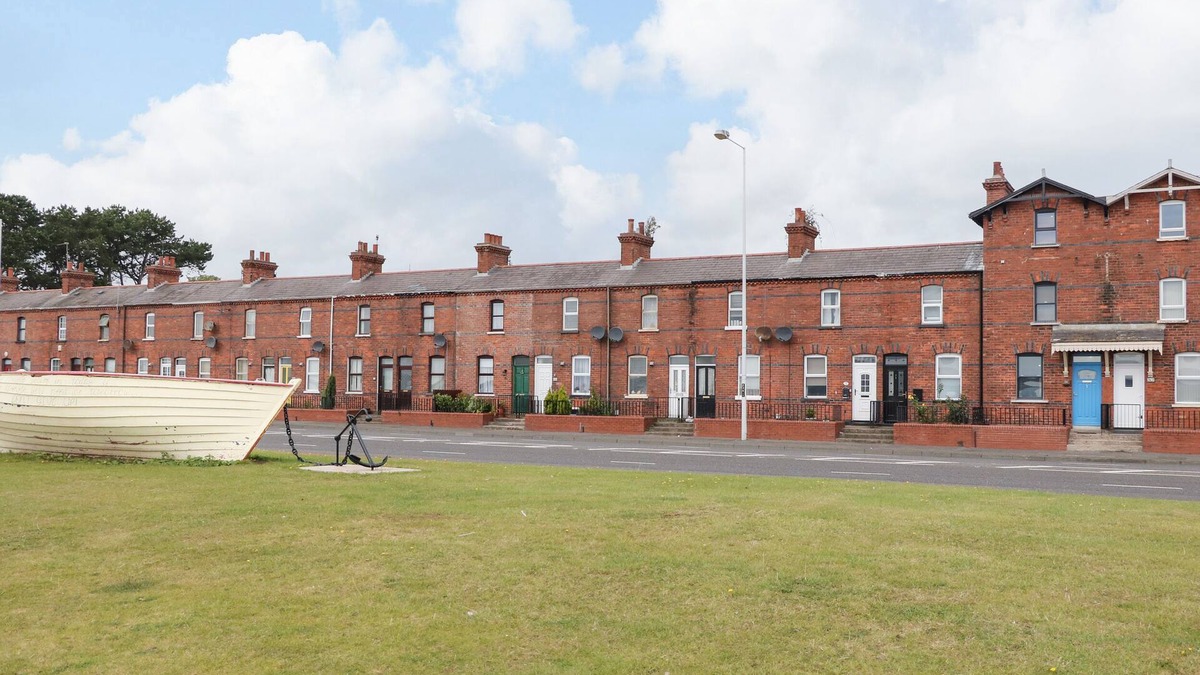 Whiteabbey House | LOUGH MILL HOUSE, pet friendly, with a garden in Newtownabbey