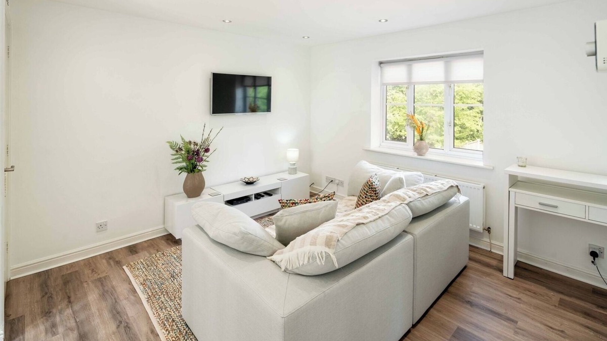 Loughton Apartment | Loughton Hideaway: Cozy 1BD Near Tube and Nature