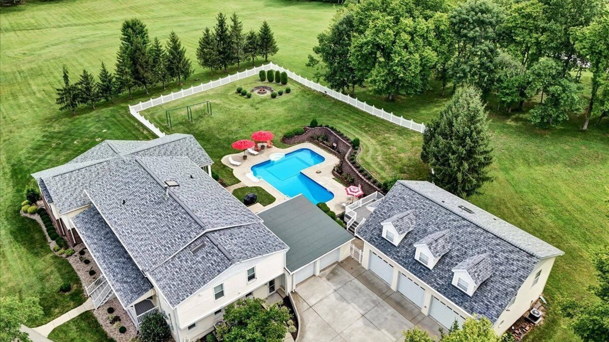 Buechel House | Louisville Country Manor - Pool & Pickleball!