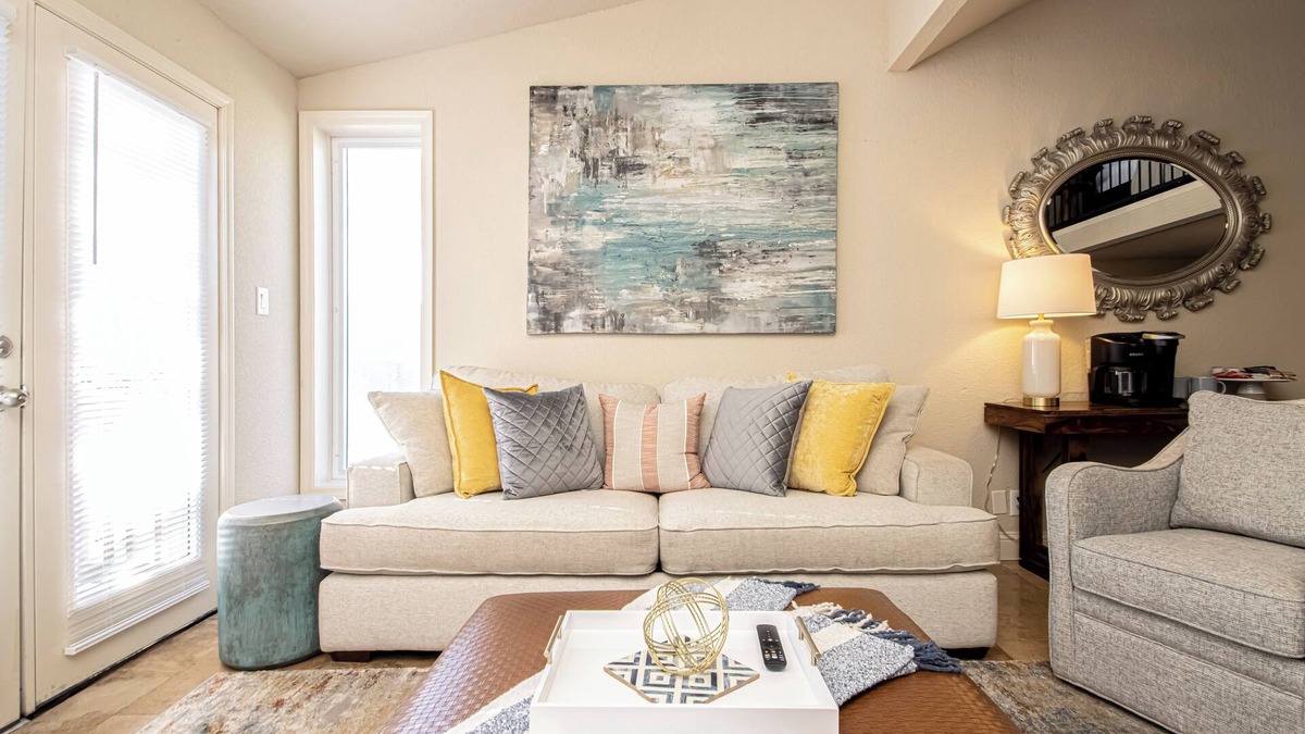 Royal Condo | Loungin’ on the LakenQuiet spot to relax and enjoy lake views!