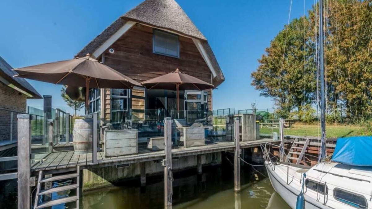 De Heen House | Lounging on the terrace or in one of the relaxchairs in the living room, lingering at the table near