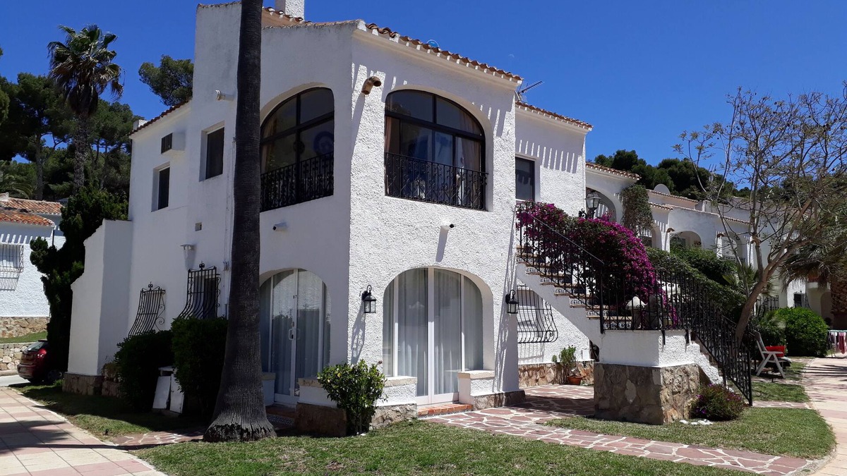 Javea Apartment | Love 2 bed apartment. Sleeps 4 with wifi, satellite TV and pool.