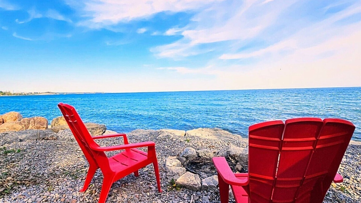 Bowmanville Cabin | “Love by the Water: Cozy Loft, Romantic Retreat”