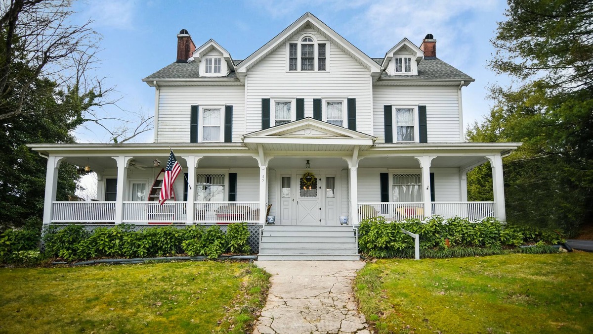 Waynesville Bed & Breakfast | Love Lane Bed & Breakfast