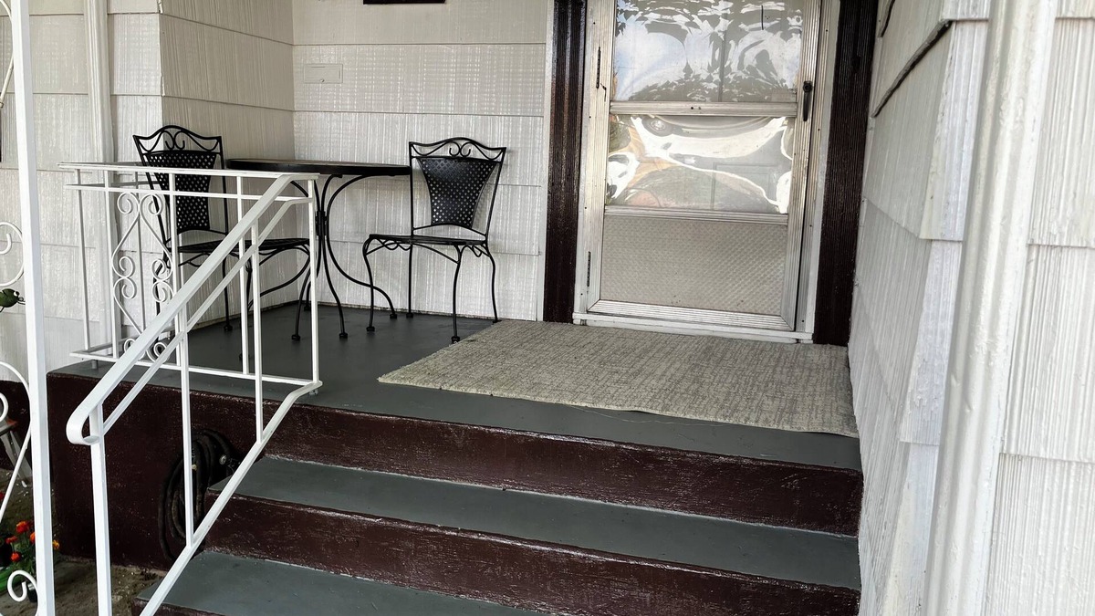 Richfield House | Love Nest. Charming 2-bedroom apartment in wonderful Richfield with WiFi, AC