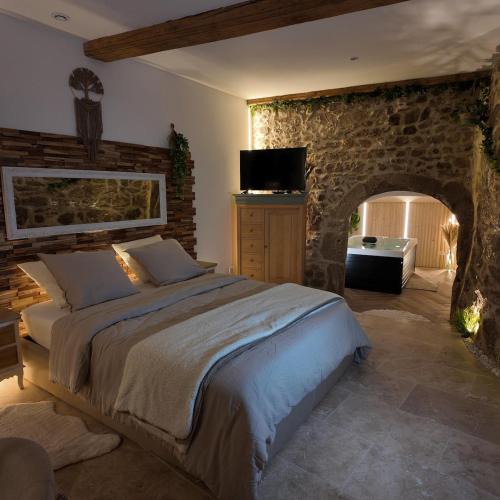Grezieu-la-Varenne Apartment | Love room chambre romantique avec Jacuzzi